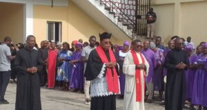 Bata revive la Pasión de Cristo con un multitudinario Vía Crucis y actos de profunda fe