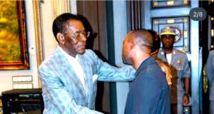 Obiang consuela al padre que perdió a toda su familia en la tragedia de Agropolis