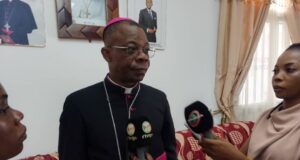 La Fundación italiana y la Diócesis de Ebebiyin refuerzan su alianza en campañas de cirugías para personas vulnerables