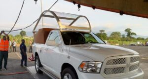 Llega el papamóvil a Malabo para la visita del Papa León XIV este martes