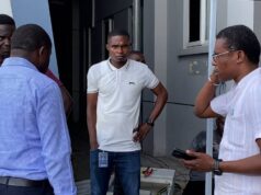 El secretario de Estado de Información supervisa el montaje audiovisual en el estadio de Bata