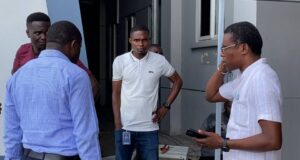 El secretario de Estado de Información supervisa el montaje audiovisual en el estadio de Bata