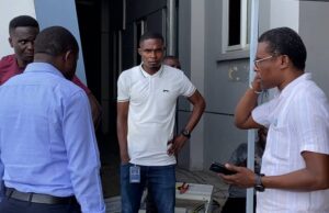 El secretario de Estado de Información supervisa el montaje audiovisual en el estadio de Bata