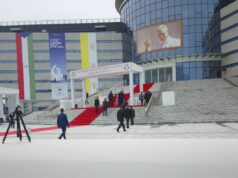 Autoridades y estudiantes esperan la llegada del Papa para inaugurar el nuevo campus universitario