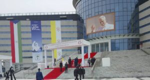 Autoridades y estudiantes esperan la llegada del Papa para inaugurar el nuevo campus universitario