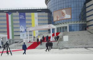 Autoridades y estudiantes esperan la llegada del Papa para inaugurar el nuevo campus universitario