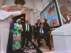 El papa Leon XIV bendice la primera piedra de la futura iglesia en la ciudad de la paz