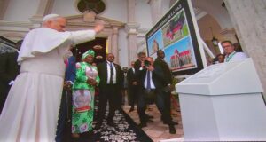 El papa Leon XIV bendice la primera piedra de la futura iglesia en la ciudad de la paz