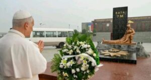 El Papa León XIV rinde homenaje a las víctimas del 7M bajo la lluvia en Bata