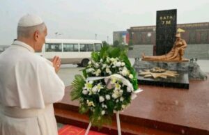 El Papa León XIV rinde homenaje a las víctimas del 7M bajo la lluvia en Bata