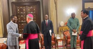 El Nuncio apostólico comunica al presidente que el Papa León XIV quedó muy contento tras su visita al país