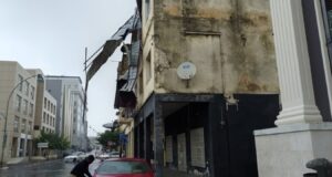 Vientos fuertes dañan techo de edificio en pleno centro de Malabo