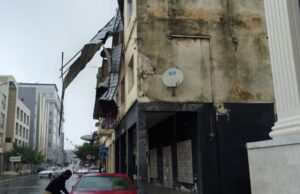 Vientos fuertes dañan techo de edificio en pleno centro de Malabo