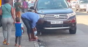 El uso de las aceras como lugar de aseos agrava la insalubridad en Bata