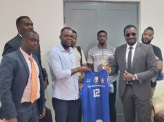 Centros educativos de Bata reciben material para la Liga Escolar de Baloncesto