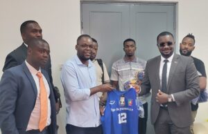 Centros educativos de Bata reciben material para la Liga Escolar de Baloncesto