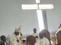 Miguel Ángel Nguema Bee entroniza a Juvencio Eló Nguema como nuevo párroco de San Juan Pablo II de Bata