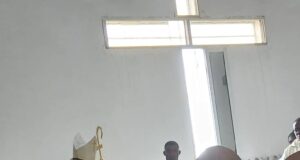 Miguel Ángel Nguema Bee entroniza a Juvencio Eló Nguema como nuevo párroco de San Juan Pablo II de Bata