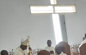 Miguel Ángel Nguema Bee entroniza a Juvencio Eló Nguema como nuevo párroco de San Juan Pablo II de Bata