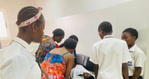 Desmaya una alumna en plena aula de clase en el complejo educativo de Nkoantoma (Bata)