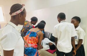 Desmaya una alumna en plena aula de clase en el complejo educativo de Nkoantoma (Bata)