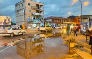 Peatones y vendedores sufren las consecuencias del mal drenaje en Ngolo