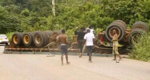 Camión cargado de madera vuelca en Oyem y genera alarma en el barrio Angone