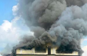 Un devastador incendio reduce a cenizas la iglesia católica de Nsork