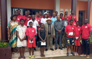 El gobernador de Kie-Ntem recompensa el talento deportivo con seis becas de escolaridad