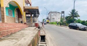Los ciudadanos de Bata alertan del peligro que enfrentan los niños por la falta de aceras seguras