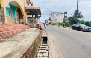 Los ciudadanos de Bata alertan del peligro que enfrentan los niños por la falta de aceras seguras