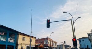 El semáforo del cruce de Mbagan, al borde del colapso y poniendo vidas en peligro