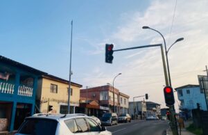 El semáforo del cruce de Mbagan, al borde del colapso y poniendo vidas en peligro