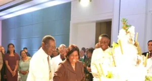 Entre aplausos y felicitaciones, Obiang Nguema corta el pastel de su 84 cumpleaños