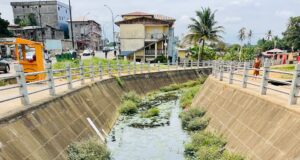 El canal que prometía poner fin a las inundaciones hoy preocupa a los vecinos de Mbagan