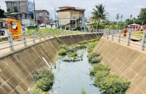 El canal que prometía poner fin a las inundaciones hoy preocupa a los vecinos de Mbagan