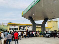 La crisis del combustible entra en su quinto día sin explicaciones y aumentan las demandas de la ciudadanía