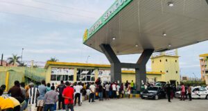 La crisis del combustible entra en su quinto día sin explicaciones y aumentan las demandas de la ciudadanía