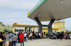 La crisis del combustible entra en su quinto día sin explicaciones y aumentan las demandas de la ciudadanía