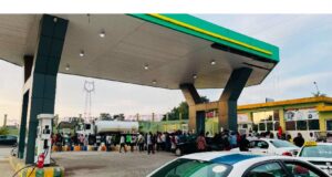La escasez de combustible golpea a miles de familias y agrava el coste de vida