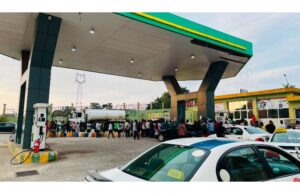 La escasez de combustible golpea a miles de familias y agrava el coste de vida
