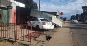 Dos taxis chocan en el cruce Dar y uno termina empotrado contra un bar
