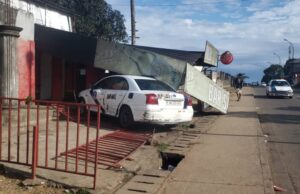 Dos taxis chocan en el cruce Dar y uno termina empotrado contra un bar