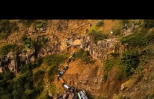 Un autobús con niños cae por un barranco en Fogo y deja 25 muertos
