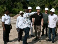 Un equipo de técnico evalúa en Ebibeyin el terreno el terreno para su futuro puerto seco