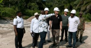 Un equipo de técnico evalúa en Ebibeyin el terreno el terreno para su futuro puerto seco
