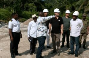 Un equipo de técnico evalúa en Ebibeyin el terreno el terreno para su futuro puerto seco