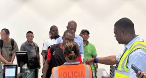Pasajeros llegan por sorpresa a la nueva terminal de Bata durante un vuelo de simulacro
