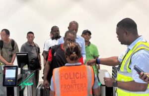 Pasajeros llegan por sorpresa a la nueva terminal de Bata durante un vuelo de simulacro