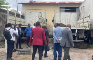 El ministro de Agricultura, Benjamín Mitogo Bielo, constata el deterioro de las instalaciones agrícolas de Ekuku y Bovano